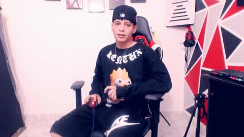 Snapshot of indomitablebeast chatting on 11.30.25 matias online show from 11.30.25