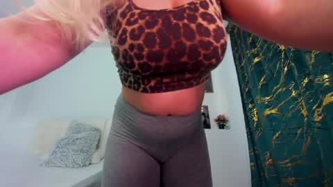 Snapshot of innocent_angell chatting on 04.22.26 Eva online show from 04.22.26
