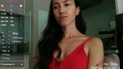 Snapshot of innocentlatiina chatting on 04.16.26 Laroa online show from 04.16.26