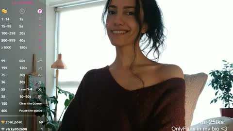Snapshot of innocentlatiina chatting on 05.14.26 Laroa online show from 05.14.26