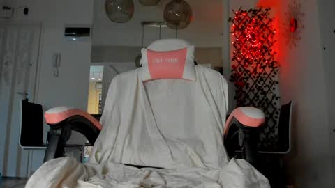 Snapshot of irenevon chatting on 12.18.24 Ir s room online show from 12.18.24