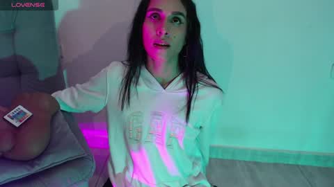 Isabella Hall online show from 04.09.26