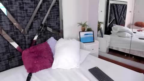 oIssaJonneso online show from 02.19.26