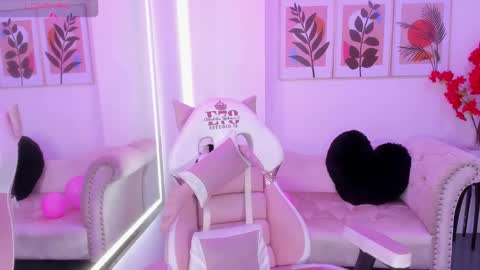 Snapshot of isa_t18 chatting on 12.12.24 isabella online show from 12.12.24