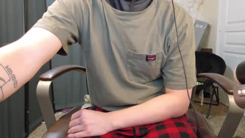 Snapshot of isaac_sheffield chatting on 10.05.25 isaac online show from 10.05.25