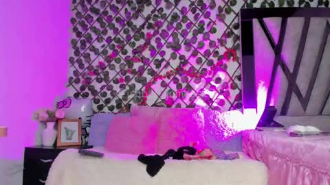 Snapshot of isabel_jamess chatting on 04.15.26 Isa online show from 04.15.26