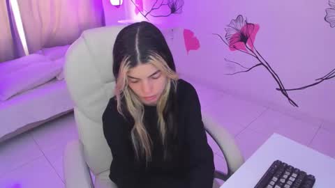 Snapshot of isabela_fiorelli chatting on 11.24.25 isabela_fiorelli online show from 11.24.25