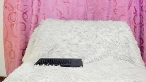 Snapshot of isabela_gonzalez_ chatting on 09.18.25 ISA online show from 09.18.25