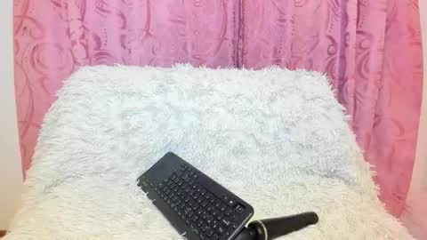 Snapshot of isabela_gonzalez_ chatting on 10.27.25 ISA online show from 10.27.25