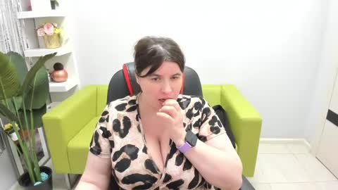 Snapshot of isabelabell chatting on 02.16.25 Isabela online show from 02.16.25