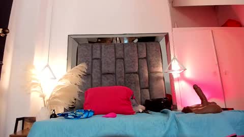 Snapshot of isabella_lopez_ chatting on 02.16.25 Isabel Lopez online show from 02.16.25