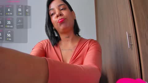 Snapshot of isabella_lopez_ chatting on 10.05.25 Isabel Lopez online show from 10.05.25