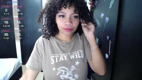 Snapshot of isabella_robinson chatting on 10.30.25 isabella_robinson online show from 10.30.25