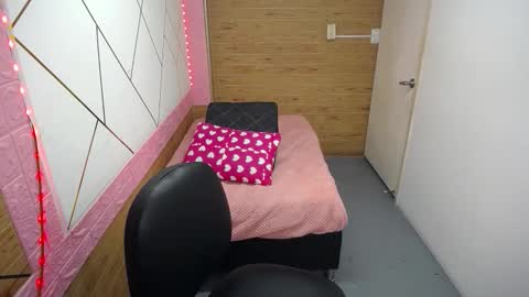 Snapshot of isabella_roseee chatting on 10.15.25 isabella_roseee online show from 10.15.25