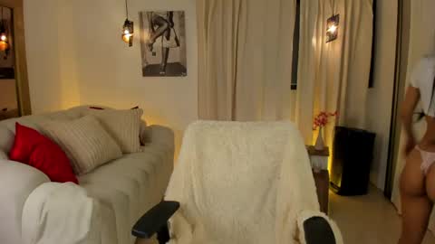 Snapshot of isabellalux_ chatting on 05.14.26 ISABELLA online show from 05.14.26