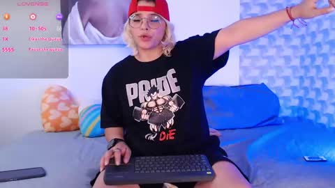 Snapshot of isabellamoutt chatting on 12.17.24 Isabella Mout online show from 12.17.24