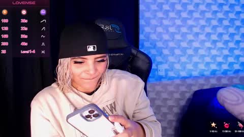 Snapshot of isabellamoutt chatting on 01.25.25 Isabella Mout online show from 01.25.25