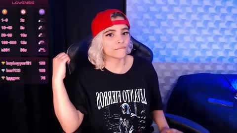 Snapshot of isabellamoutt chatting on 01.26.25 Isabella Mout online show from 01.26.25