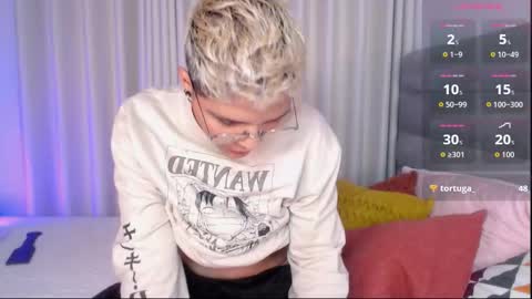 Isabella Mout  online show from 11.22.25