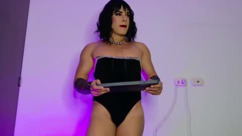 Isabella Hilton online show from 09.30.25