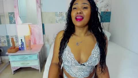 Snapshot of isla_scott chatting on 01.12.25 Vanessa online show from 01.12.25