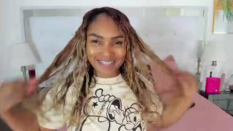 Snapshot of isla_scott chatting on 06.11.26 Vanessa online show from 06.11.26