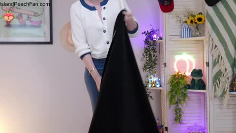 Lou  Peaches online show from 04.04.26