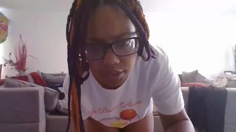 Snapshot of islothonit chatting on 04.18.26 Sharice online show from 04.18.26