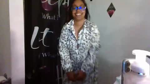 Snapshot of islothonit chatting on 04.20.26 Sharice online show from 04.20.26