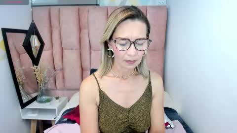 ISSA MILF online show from 05.14.26