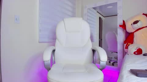 Snapshot of issabellarodriguez chatting on 02.18.25 Isa online show from 02.18.25