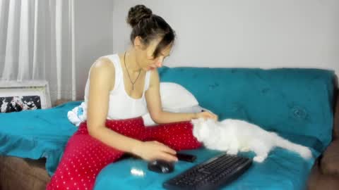 Issabelle online show from 02.15.25