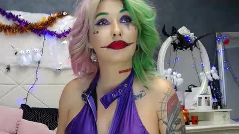 Snapshot of issasmyth chatting on 10.31.25 IssaSmyth online show from 10.31.25