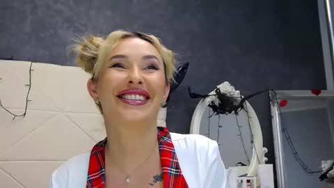 Snapshot of issasmyth chatting on 11.19.25 IssaSmyth online show from 11.19.25