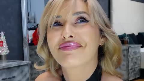 Snapshot of issasmyth chatting on 12.03.25 IssaSmyth online show from 12.03.25