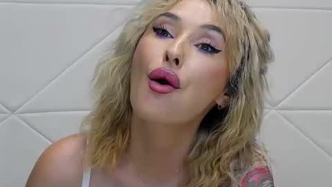 Snapshot of issasmyth chatting on 12.13.25 IssaSmyth online show from 12.13.25