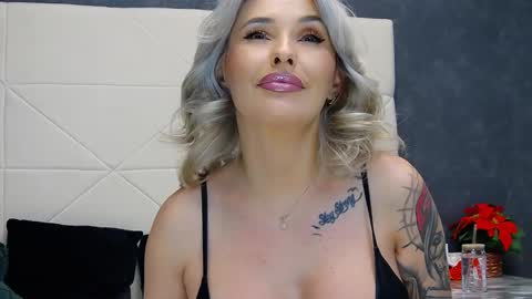 Snapshot of issasmyth chatting on 01.10.26 IssaSmyth online show from 01.10.26