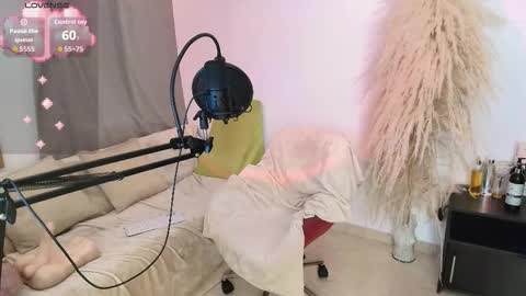 Snapshot of isseymz chatting on 02.19.26 Iseey online show from 02.19.26