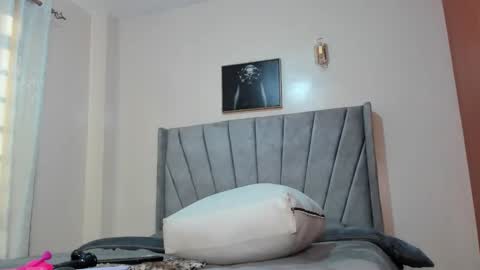 Snapshot of its_canella chatting on 01.08.25 canella online show from 01.08.25