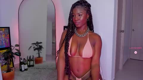 Snapshot of itslau_ chatting on 02.09.25 lau online show from 02.09.25