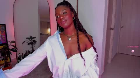 Snapshot of itslau_ chatting on 02.11.25 lau online show from 02.11.25