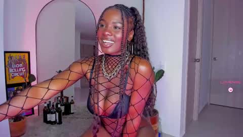 Snapshot of itslau_ chatting on 03.08.25 lau online show from 03.08.25