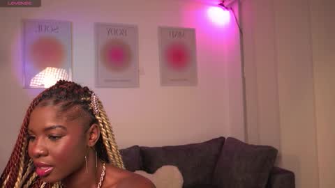 Snapshot of itslau_ chatting on 12.21.25 lau online show from 12.21.25