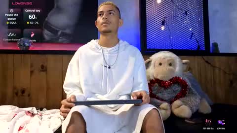 Snapshot of itszairen chatting on 02.15.26 itszairen online show from 02.15.26