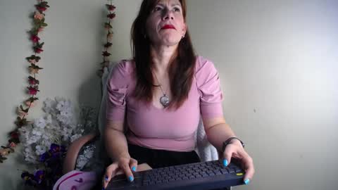 Snapshot of ivonnehills_19 chatting on 05.27.26 Ivonne online show from 05.27.26