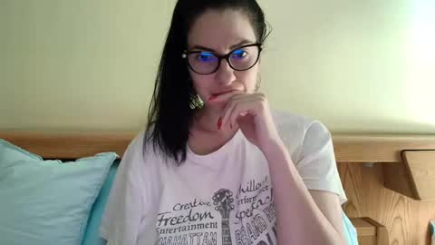 Snapshot of ivoryorchid chatting on 01.04.25 Ivory online show from 01.04.25