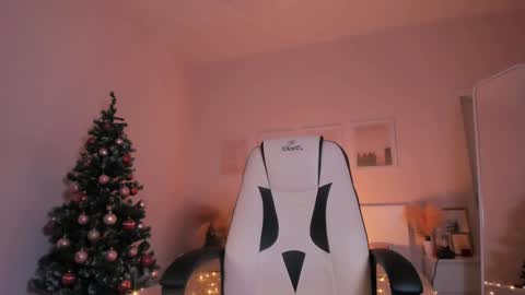 Snapshot of ivyhoney chatting on 12.17.24 IVY - Follow me 3 online show from 12.17.24