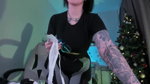 Snapshot of ivyhoney chatting on 12.31.24 IVY - Follow me 3 online show from 12.31.24