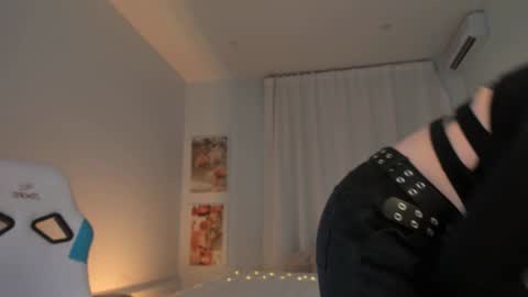 Snapshot of ivyhoney chatting on 01.12.25 IVY - Follow me 3 online show from 01.12.25