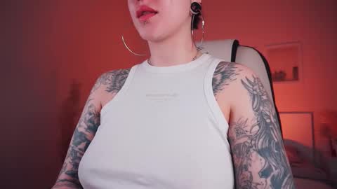 Snapshot of ivyhoney chatting on 02.26.25 IVY - Follow me 3 online show from 02.26.25